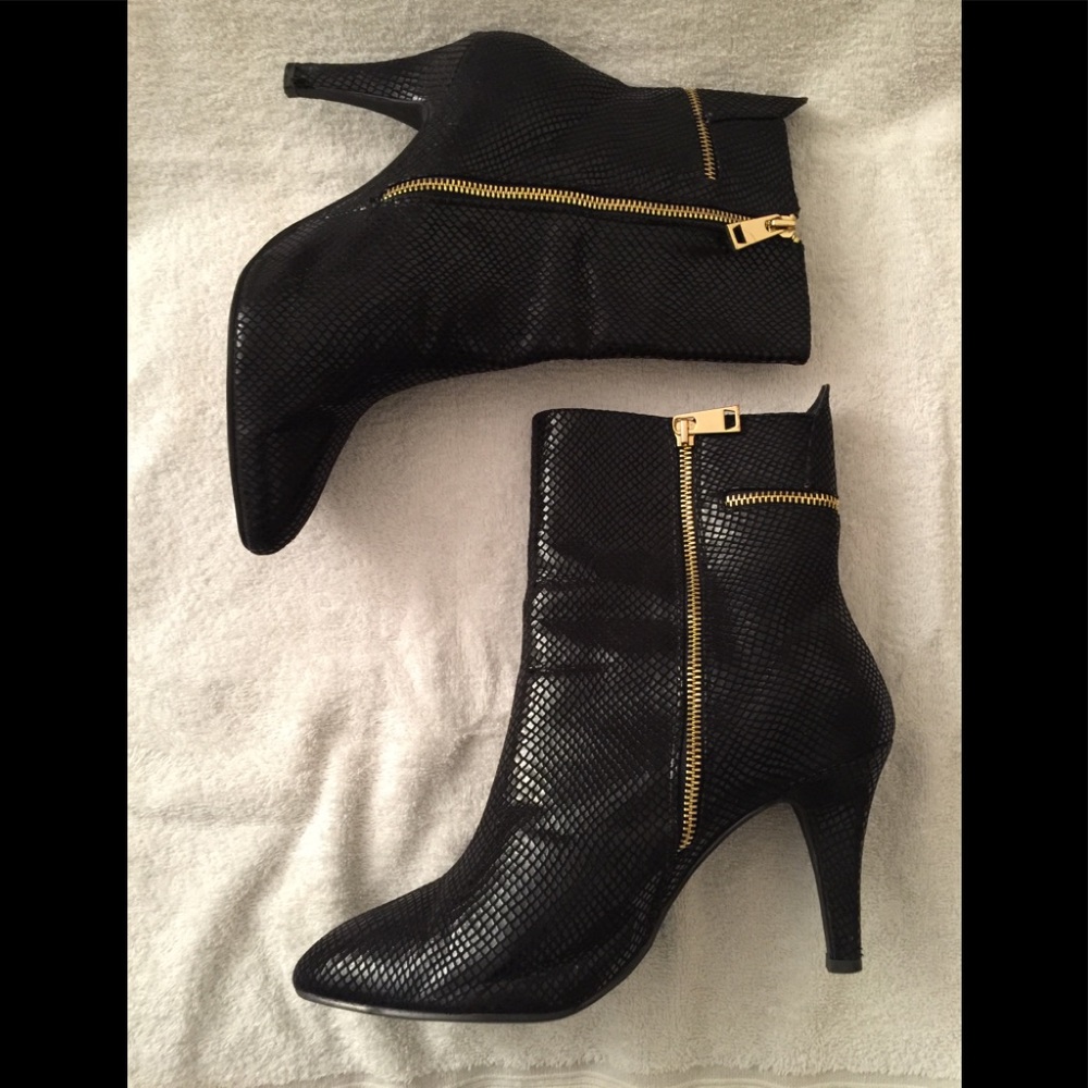 Bellini Black Booties with Gold Zippers sz 11